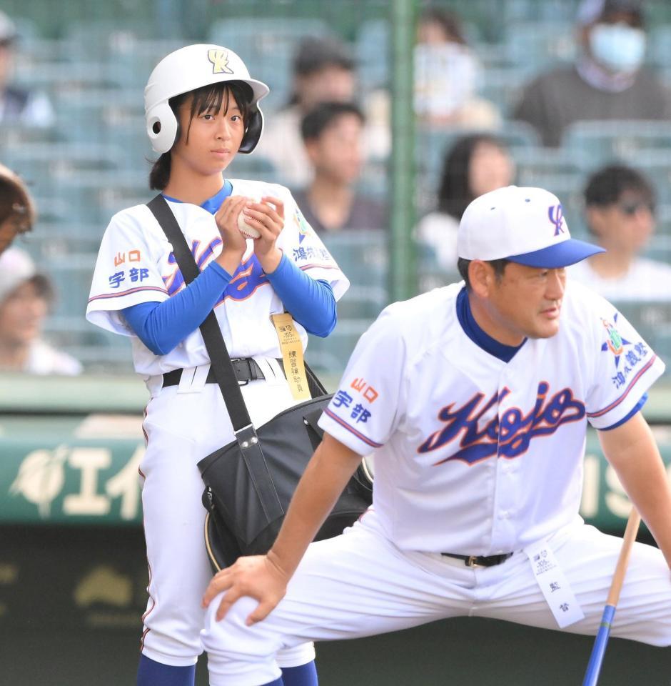 　試合前ノックの前にボールを手でこねる宇部鴻城・岡野美和マネジャー（撮影・伊藤笙子）