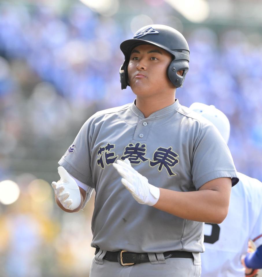 　４回、レフトへ先制の適時打を放ち、塁上で手をたたく花巻東・佐々木麟太郎（撮影・伊藤笙子）