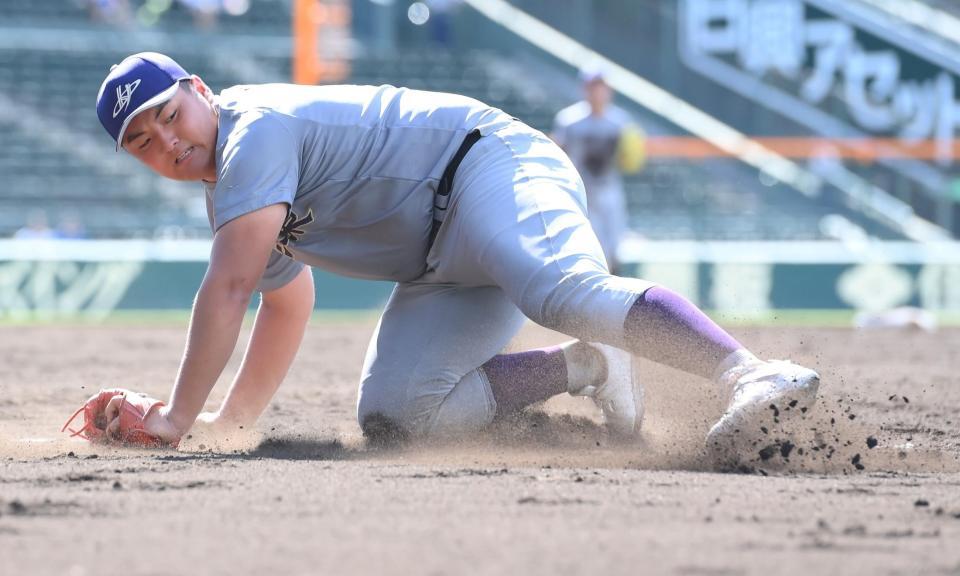 　５回、宇部鴻城・小林直也の打球が取れず、チーム初安打を許した花巻東・佐々木麟太郎（撮影・伊藤笙子）