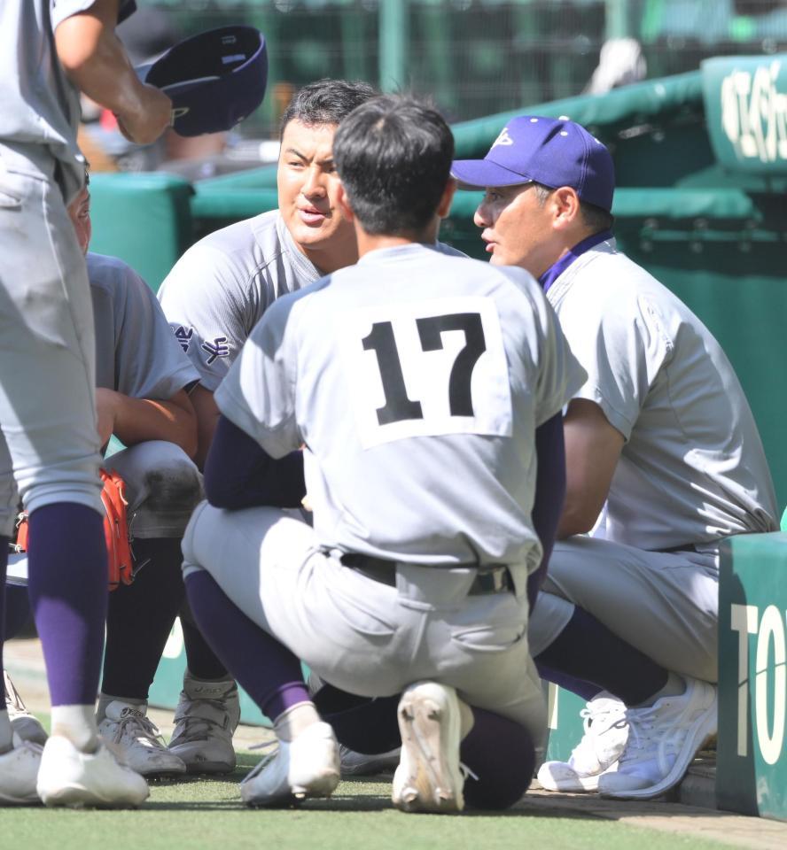 　６回、小松龍一（１７）がピンチを切り抜け、佐々木麟太郎（左）らナインの前で話しかける花巻東・佐々木洋監督（撮影・伊藤笙子）