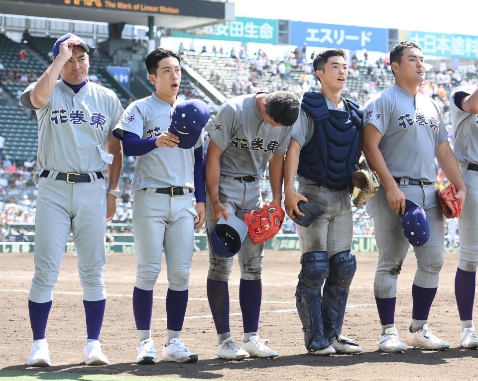 　佐々木麟太郎（右端）の活躍で初戦突破した佐々木洋監督率いる花巻東ナイン（撮影・伊藤笙子）