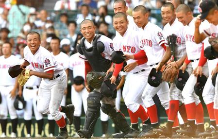 　甲子園初勝利を挙げ、笑顔のおかやま山陽ナイン