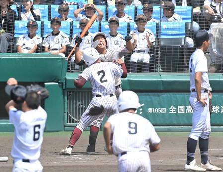 　延長１２回、サヨナラ勝利を決め、抱き合う鳥栖工ナイン（撮影・高部洋祐）