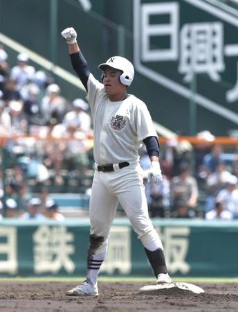 　３回、適時二塁打を放った日大三・二宮士（撮影・石井剣太郎）