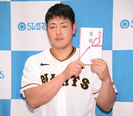 　ビッグボードホームラン賞贈呈式で目録を手にする岡本和（撮影・棚橋慶太）