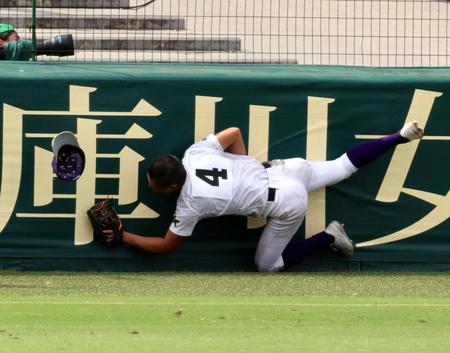 　４回、東京学館新潟・宮嶋幹人は市和歌山・栗谷星翔の打球を追ってフェンスに激突する（撮影・山口登）