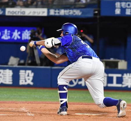 　４回、バウアーは犠打を決める（撮影・佐々木彰尚）