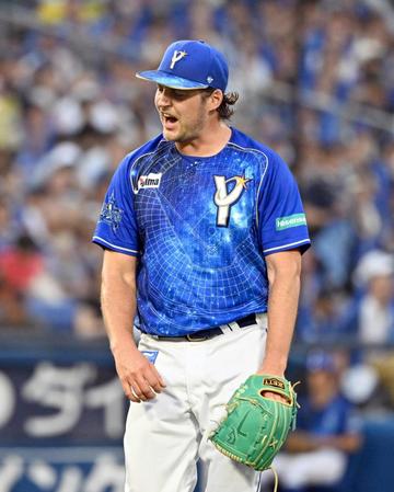 　３回、鈴木を投ゴロに仕留め、雄たけびを上げるバウアー