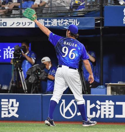 　中日打線を７回無失点に抑え、ファンの声援に応えるバウアー（撮影・佐々木彰尚）