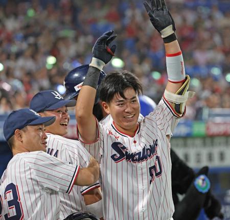 　３回、北村（右）が満塁本塁打を放ち、ベンチ前でファンの声援に応える