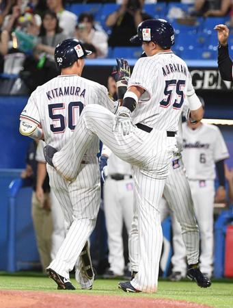 　３回、北村（左）はプロ初安打となる満塁本塁打を放ち、村上（右）から手荒い祝福を受ける（撮影・佐藤厚）