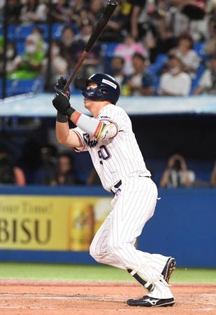 　３回、北村は左越えにプロ初安打となる１号満塁本塁打を放つ（撮影・佐藤厚）