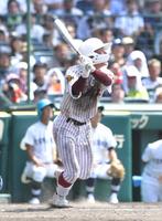 　タイブレーク１１回、同点犠飛を放つ鳥栖工・高陽章（撮影・石井剣太郎）