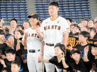 　ファミリーイベントにサプライズで登場した岡本和