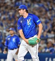 　６回、後藤を空振り三振に仕留め、ソードセレブレーションを披露するバウアー