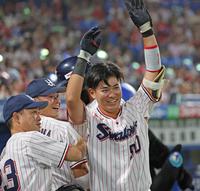 　３回、北村（右）が満塁本塁打を放ち、ベンチ前でファンの声援に応える