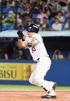 　３回、北村は左越えにプロ初安打となる１号満塁本塁打を放つ（撮影・佐藤厚）