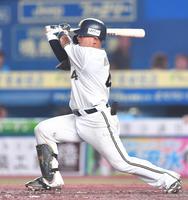 　５回、右前適時打を放つ森（撮影・開出牧）