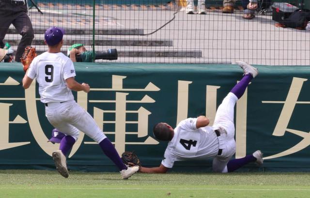 東京学館新潟の二塁手がフェンス激突で悶絶　市和歌山選手が救出へ駆け寄る　相手応援席からの声がけに笑顔も