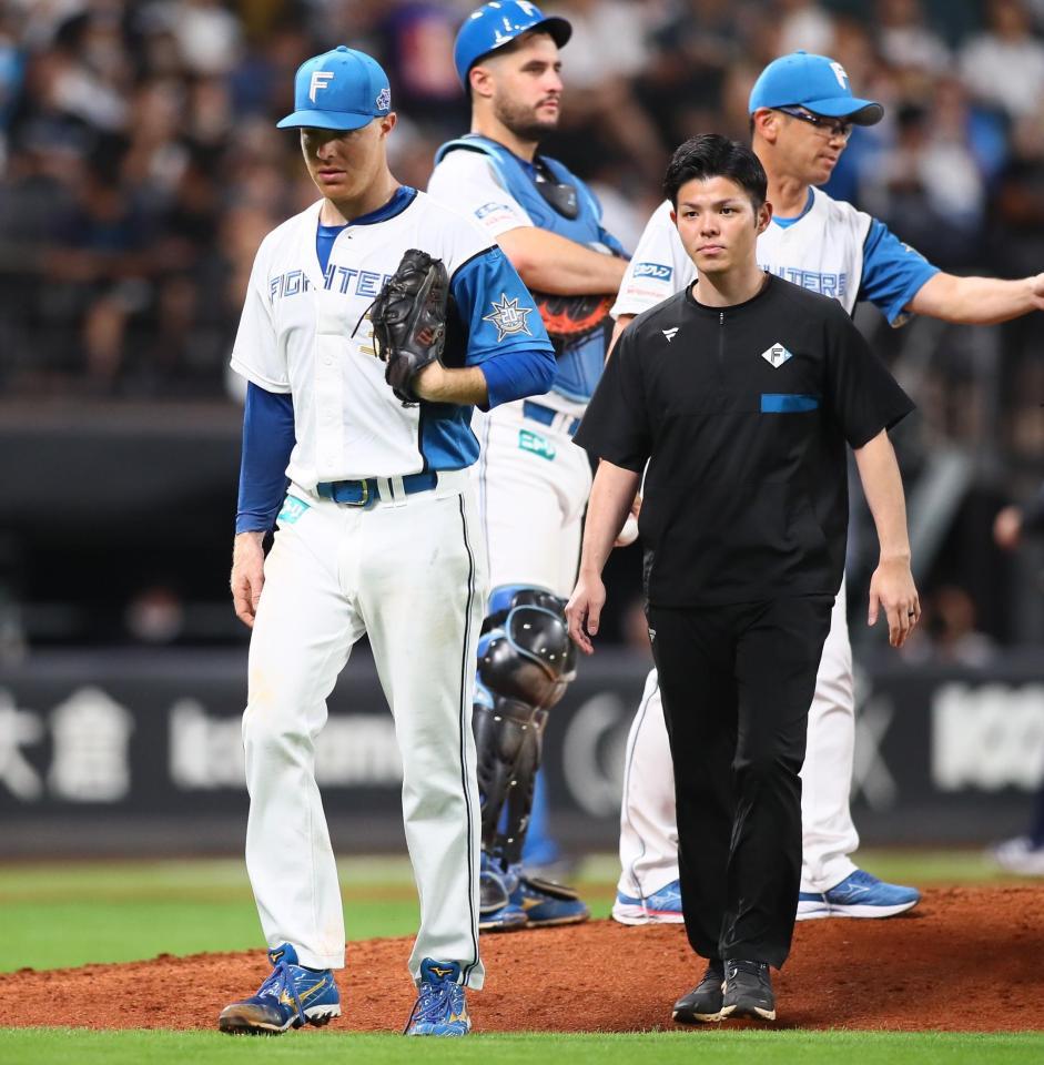 　５回途中で降板するマーベル（左）＝撮影・中島達哉