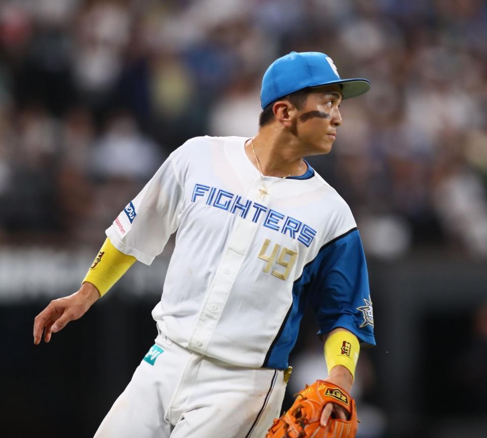 　５回、打者・蛭間の打球を一塁へ悪送球した山田（撮影・中島達哉）