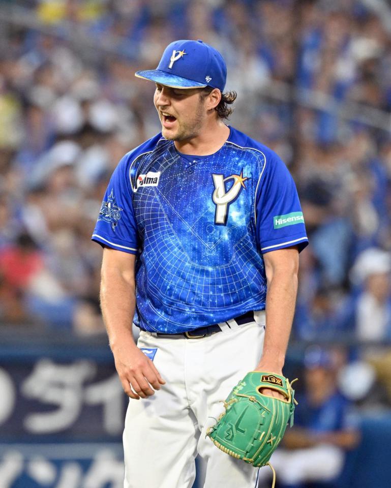 　３回、鈴木を投ゴロに仕留め、雄たけびを上げるバウアー