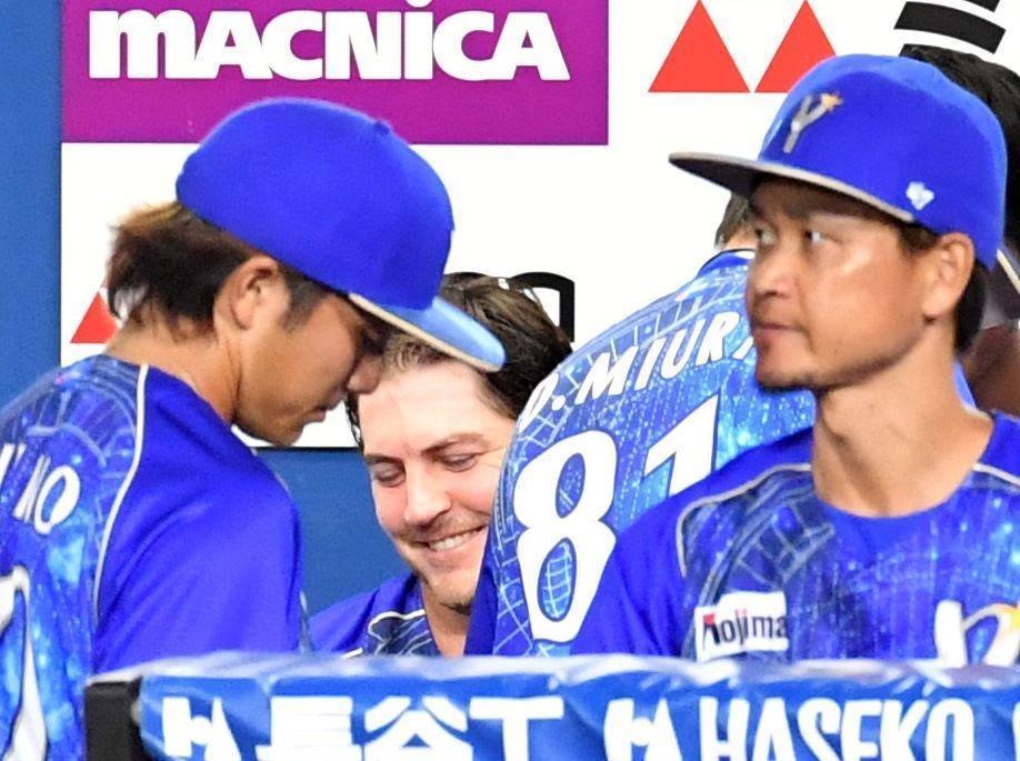 　７回表終了時、三浦監督と話し笑顔を見せるバウアー（撮影・佐々木彰尚）