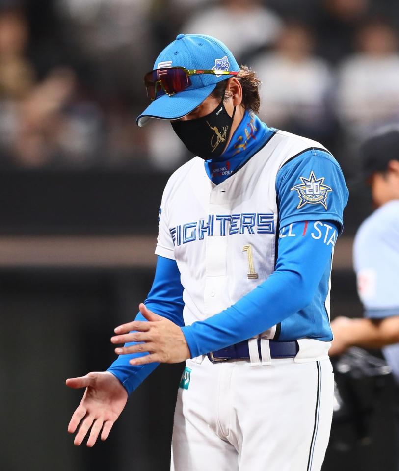 　６回、選手交代を告げ、うつむきながらベンチに戻る新庄監督（撮影・中島達哉）