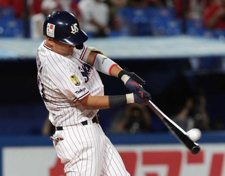 　３回、１死満塁で左越えに本塁打を放つ北村