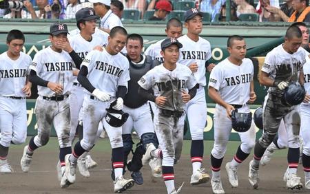 　日大三に敗れ、悔しがる社ナイン（撮影・高部洋祐）