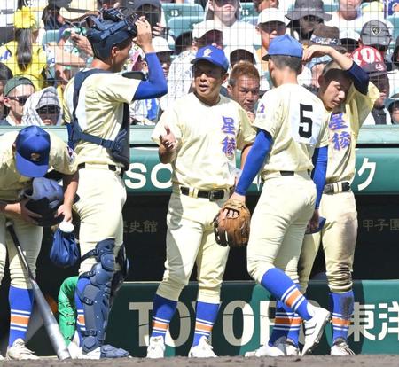 　１回終了後、ナインを集める星稜・山下智将監督（中央）＝撮影・高部洋祐