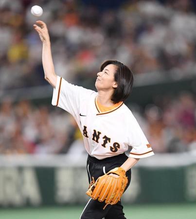 　始球式を務めた尾野真千子（撮影・棚橋慶太）
