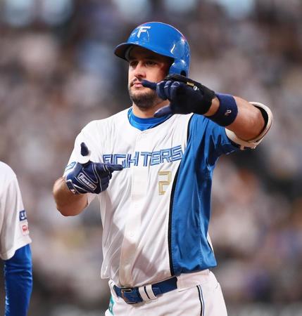 　１回、先制適時打を放ち、塁上でピクチャーポーズをとるマルティネス（撮影・中島達哉）