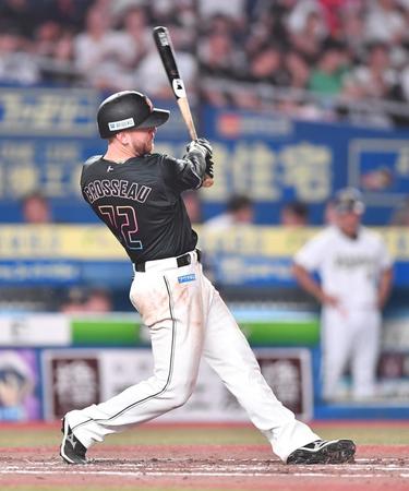 　３回、先制の左越え２ランを放つブロッソー（撮影・開出牧）