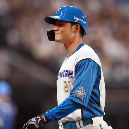 　５回、勝ち越し犠飛を放ち、笑みを浮かべる清宮（撮影・中島達哉）