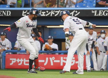 　３回、３ランを放ったサンタナ（左）を笑顔で迎える村上（撮影・佐藤厚）