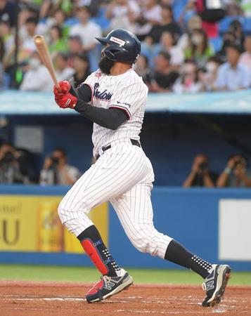 　１回、サンタナは右越えに１１号３ランを放つ（撮影・佐藤厚）