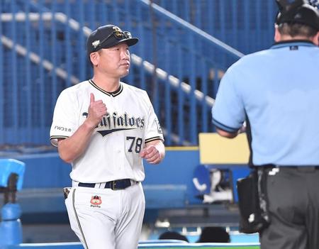 　８回、投手交代を告げる中嶋監督（撮影・開出牧）
