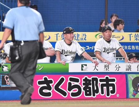 　６回、頓宮の遊ゴロ併殺の判定を巡りリクエストを要求した中嶋監督（右から２人目）＝撮影・開出牧
