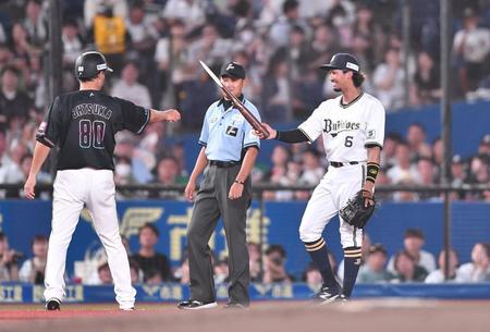 　３回、柿沼の折れたバットをよけて難を逃れた三塁手・宗は、笑顔で三塁コーチャーの大塚コーチに渡す（撮影・開出牧）