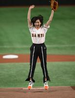 　始球式を終えて大喜びする尾野真千子（撮影・堀内翔）