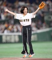 　始球式を務めた尾野真千子（撮影・棚橋慶太）