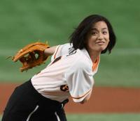 　始球式を行う尾野真千子（撮影・堀内翔）