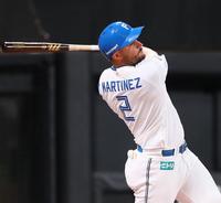 　１回、先制適時打を放つマルティネス（撮影・中島達哉）