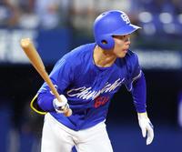 　５回、右前に適時打を放つ岡林（撮影・吉澤敬太）