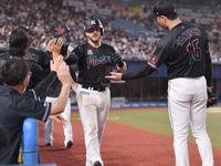 　３回、先制の左越え２ランを放ち先発の種市（右）らナインとタッチを交わすブロッソー（撮影・開出牧）