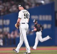 　３回、ブロッソー（後方）に先制の左越え２ランを打たれたワゲスパック（撮影・開出牧）