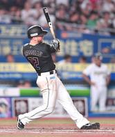 　３回、先制の左越え２ランを放つブロッソー（撮影・開出牧）