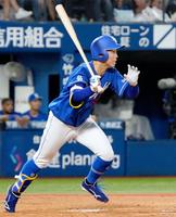 　５回、岡林が右前に適時打を放つ