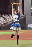 　シャウエッセンバルーンを使ったダンスを披露するファイターズガール（撮影・中島達哉）